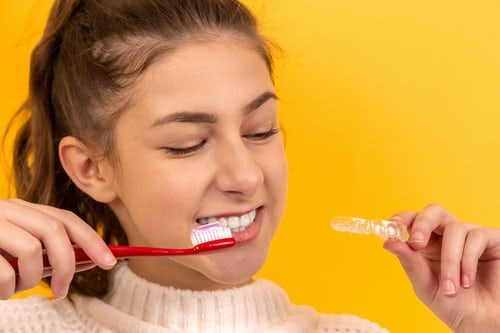Pige, der børster tænder