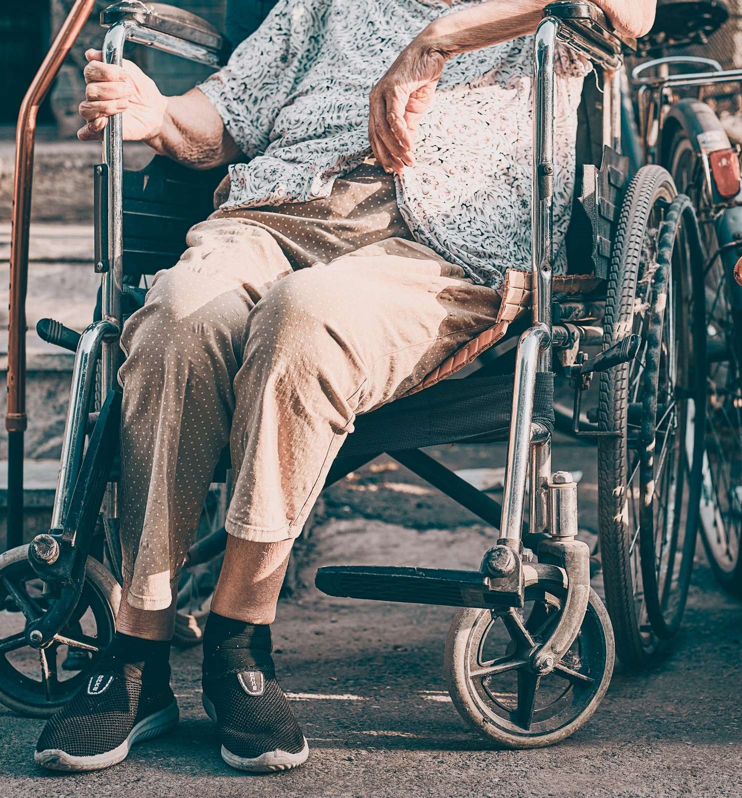Ældre dame i kørestol.