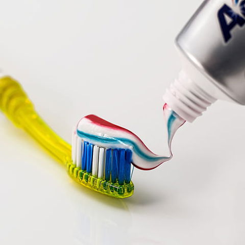 tandbørste med tandpasta