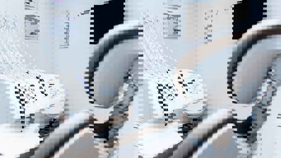 Tandlægestol og -instrumenter