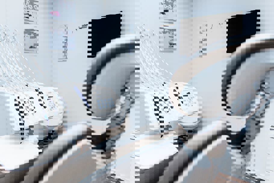 Tandlægestol og -instrumenter