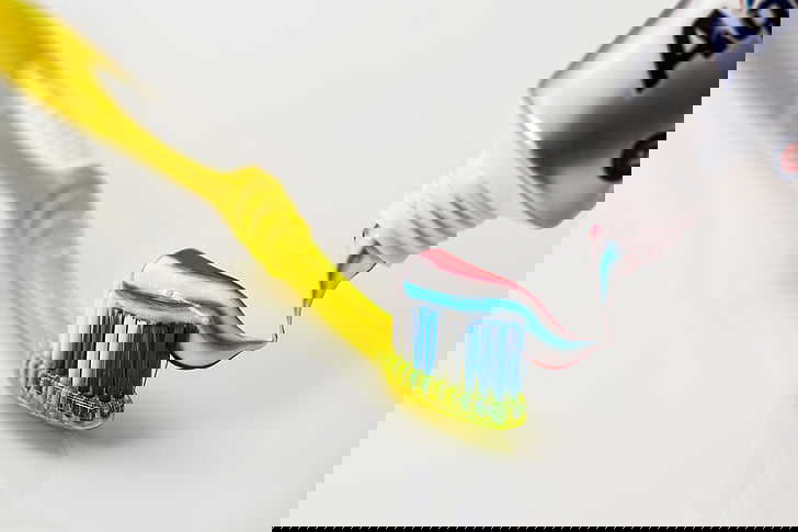 tandbørste med tandpasta