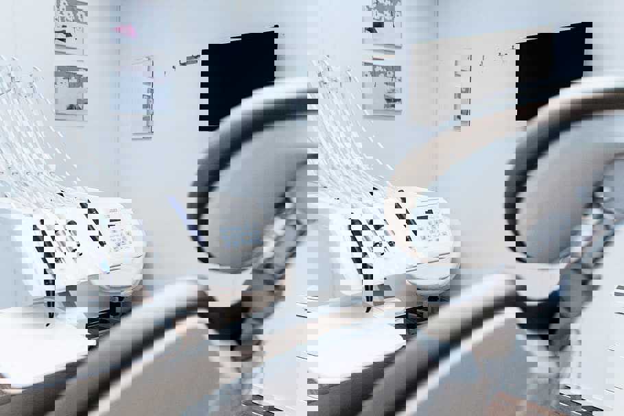 Tandlægestol og -instrumenter